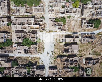 Luftdrohnenaufnahme der Ruinen von Poggioreale im Belice-Tal, Provinz Trapani, die durch das Erdbeben von 1968 zerstört wurde. Verlassene unheimliche Geisterstadt, Sizilien. Stockfoto