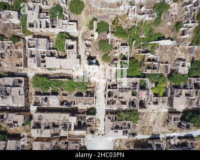 Luftdrohnenaufnahme der Ruinen von Poggioreale im Belice-Tal, Provinz Trapani, die durch das Erdbeben von 1968 zerstört wurde. Verlassene unheimliche Geisterstadt, Sizilien. Stockfoto