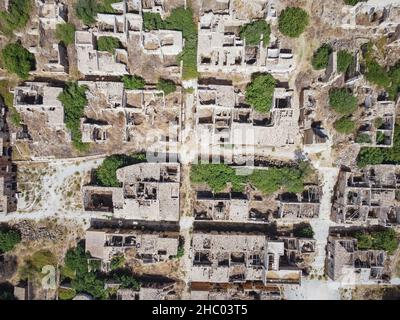 Luftdrohnenaufnahme der Ruinen von Poggioreale im Belice-Tal, Provinz Trapani, die durch das Erdbeben von 1968 zerstört wurde. Verlassene unheimliche Geisterstadt, Sizilien. Stockfoto