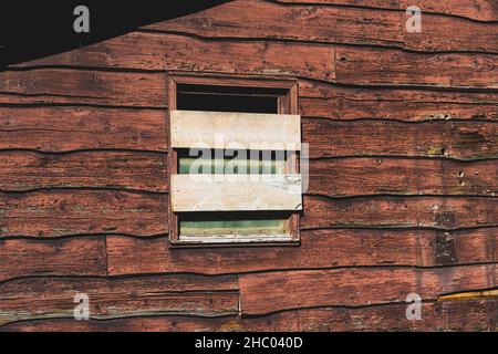 An Bord eines Fensters in einer verlassenen Blockhütte. Stockfoto