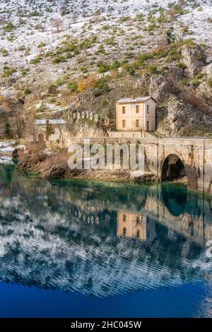 San Domenico See in der Nähe von Villalago und Scanno während der Wintersaison. Abruzzen, Italien. Stockfoto