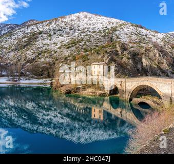 San Domenico See in der Nähe von Villalago und Scanno während der Wintersaison. Abruzzen, Italien. Stockfoto