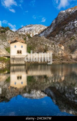 San Domenico See in der Nähe von Villalago und Scanno während der Wintersaison. Abruzzen, Italien. Stockfoto