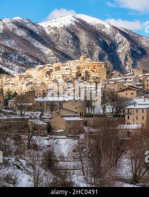 Das schöne Dorf Villalago, bedeckt mit Schnee während der Wintersaison. Provinz L'Aquila, Abruzzen, Italien. Stockfoto