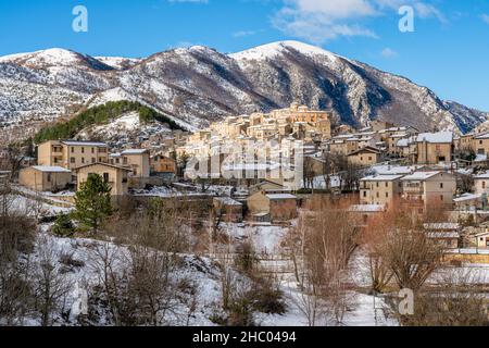 Das schöne Dorf Villalago, bedeckt mit Schnee während der Wintersaison. Provinz L'Aquila, Abruzzen, Italien. Stockfoto