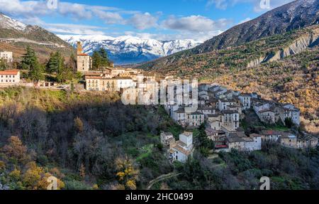 Das schöne Dorf Anversa degli Abruzzi, bedeckt mit Schnee während der Wintersaison. Provinz L'Aquila, Abruzzen, Italien. Stockfoto