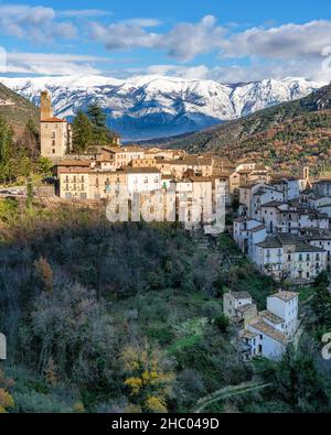 Das schöne Dorf Anversa degli Abruzzi, bedeckt mit Schnee während der Wintersaison. Provinz L'Aquila, Abruzzen, Italien. Stockfoto