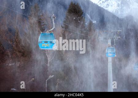 Bansko, Bulgarien - 21. Dezember 2021: Winterresort mit Skilift Gondelkabinen und Blick auf die Berge Stockfoto