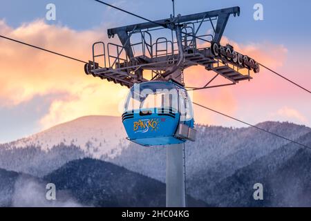 Bansko, Bulgarien - 21. Dezember 2021: Winterresort mit Skilift Gondelkabinen und Blick auf die Sonnenuntergänge Stockfoto