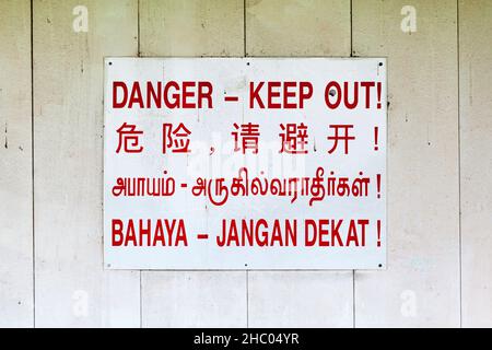 Singapurisch kein Eintrittschild mit der Aufschrift (Gefahr - fernhalten) in 4 Sprachen: Englisch, Chinesisch, Tamil und Indonesisch. Stockfoto