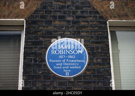 Blaue Plakette markiert das ehemalige Wohnhaus von James Robinson in der Gower Street London. Stockfoto