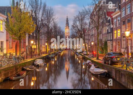 Abend Amsterdam Kanal Groenburgwal mit Zuiderkerk, Südkirche, Holland, Niederlande. Stockfoto