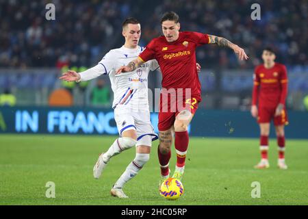 Nicolo' Zaniolo von Roma (R) wetteiferte um den Ball mit Kristoffer Askildsen von Sampdoria (L) während des italienischen Meisterschaftsspiels Serie A zwischen AS Roma und UC Sampdoria am 22. Dezember 2021 im Stadio Olimpico in Rom, Italien - Foto Federico Proietti / DPPI Stockfoto