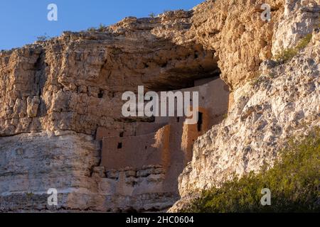 Montezuma Castle National Monument eine Reihe von Klippenwohnungen in Camp Verde, Arizona. Stockfoto