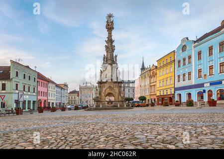 Jindrichuv Hradec, Tschechien - Miru-Platz mit der Dreifaltigkeitssäule in der Altstadt Stockfoto