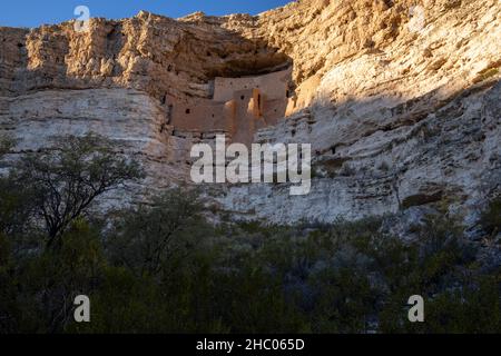 Montezuma Castle National Monument eine Reihe von Klippenwohnungen in Camp Verde, Arizona. Stockfoto