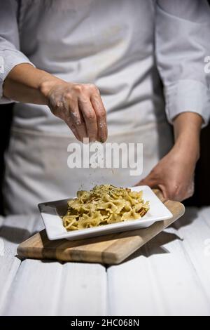 Studio-Foto von bestreuen Petersilienflocken auf einem Teller Bowtie Pasta. Stockfoto