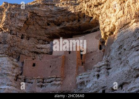 Montezuma Castle National Monument eine Reihe von Klippenwohnungen in Camp Verde, Arizona. Stockfoto