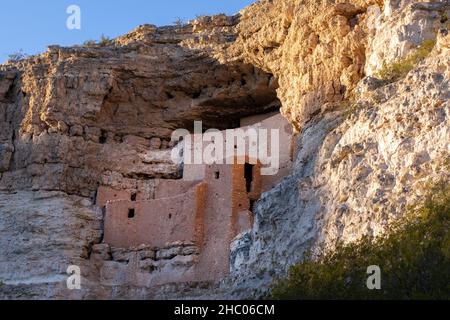 Montezuma Castle National Monument eine Reihe von Klippenwohnungen in Camp Verde, Arizona. Stockfoto