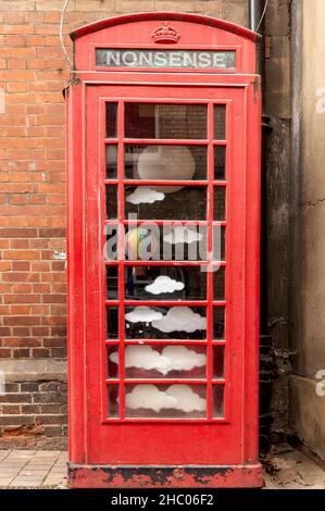 Alte rote Telefondose der Klasse K6, die in eine Kunstinstallation vor dem Story Museum in der Pembroke Street, Oxford, Oxfordshire, England, Großbritannien, umgewandelt wurde Stockfoto