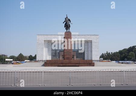 Kirgisisches Staatliches Geschichtsmuseum mit Manas-Statue, gegenüber dem Ala-Too-Platz. Bischkek, Kirgisistan Stockfoto
