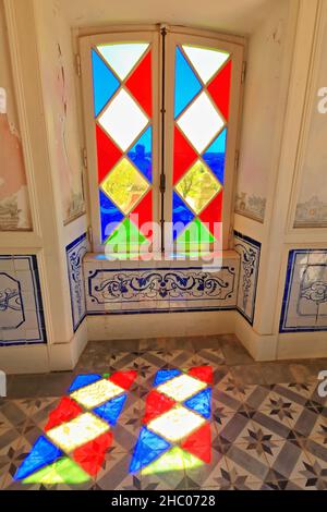 Farbiger Lichteinfall auf das bodenbedrahtete Fenster des Pavillons – NeoRococo-Palast. Estoi-Algarve-Portugal-020 Stockfoto