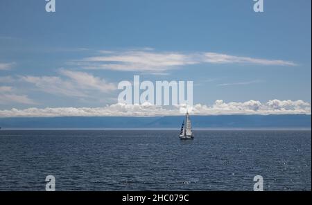 Einsame Yacht mit weißem Segel im offenen Meer. Segelboot im Pazifischen Ozean in der Nähe von Vancouver Island, BC Stockfoto