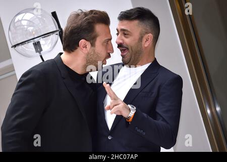 Rom, Vatikanstadt. 22nd Dez 2021. Das italienische Comedy-Duo Pio D'Antini und Amedeo Grieco, Pio e Amedeo, nehmen an der Fotoserie Belli Ciao im Cinema Quattro Fontane in Rome, (Italien), am 22th. Dezember 2021 Teil.Quelle: dpa/Alamy Live News Stockfoto