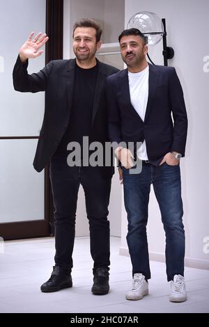 Rom, Vatikanstadt. 22nd Dez 2021. Das italienische Comedy-Duo Pio D'Antini und Amedeo Grieco, Pio e Amedeo, nehmen an der Fotoserie Belli Ciao im Cinema Quattro Fontane in Rome, (Italien), am 22th. Dezember 2021 Teil.Quelle: dpa/Alamy Live News Stockfoto