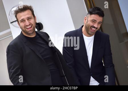 Rom, Vatikanstadt. 22nd Dez 2021. Das italienische Comedy-Duo Pio D'Antini und Amedeo Grieco, Pio e Amedeo, nehmen an der Fotoserie Belli Ciao im Cinema Quattro Fontane in Rome, (Italien), am 22th. Dezember 2021 Teil.Quelle: dpa/Alamy Live News Stockfoto