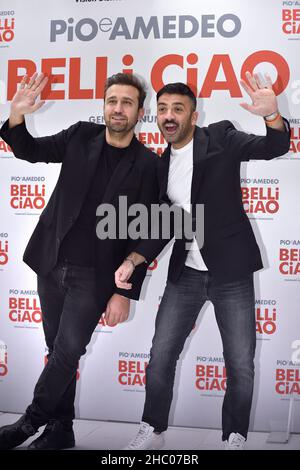 Rom, Vatikanstadt. 22nd Dez 2021. Das italienische Comedy-Duo Pio D'Antini und Amedeo Grieco, Pio e Amedeo, nehmen an der Fotoserie Belli Ciao im Cinema Quattro Fontane in Rome, (Italien), am 22th. Dezember 2021 Teil.Quelle: dpa/Alamy Live News Stockfoto