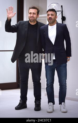 Rom, Vatikanstadt. 22nd Dez 2021. Das italienische Comedy-Duo Pio D'Antini und Amedeo Grieco, Pio e Amedeo, nehmen an der Fotoserie Belli Ciao im Cinema Quattro Fontane in Rome, (Italien), am 22th. Dezember 2021 Teil.Quelle: dpa/Alamy Live News Stockfoto