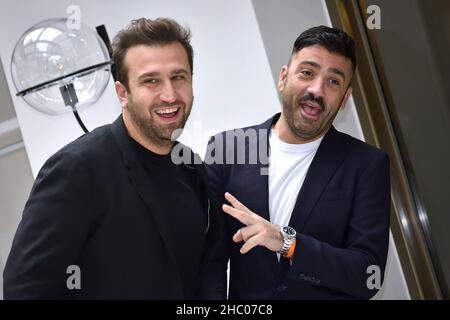 Rom, Vatikanstadt. 22nd Dez 2021. Das italienische Comedy-Duo Pio D'Antini und Amedeo Grieco, Pio e Amedeo, nehmen an der Fotoserie Belli Ciao im Cinema Quattro Fontane in Rome, (Italien), am 22th. Dezember 2021 Teil.Quelle: dpa/Alamy Live News Stockfoto