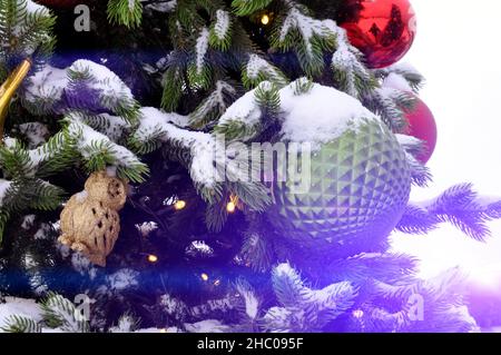 Neue Jahre und Weihnachten. Hintergrund mit einem Neujahrsbaum, verziert mit bunten Kugeln. Stockfoto