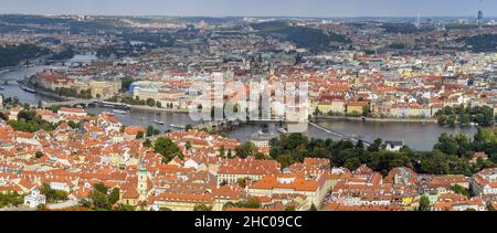 Prag, Tschechische Republik - August 2018: Panoramablick auf die Moldau und das Stadtzentrum von Prag vom Petrin-Turm aus Stockfoto