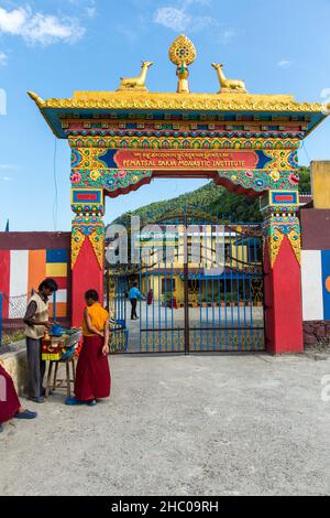 Ein junger buddhistischer Novize kauft vor den Toren des Klosters Pema Tsal Sakya in der Nähe von Pokhara, Nepal, ein Getränk. Stockfoto