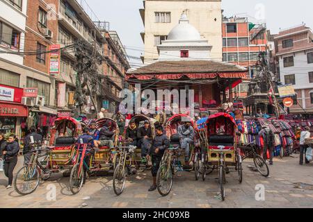 Fahrradfahrer parkten auf einem Platz in Kathmandu, Nepal, und warteten auf Passagiere. Stockfoto
