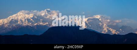 Annapurna IV, Annapurna II & die Lamjung Himal in den Wolken im nepalesischen Himalaya. Pokhara, Nepal. Blick vom Sarangkot Hill. Stockfoto