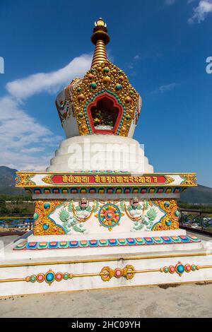 Eine kunstvoll verzierte tibetisch-buddhistische Stupa im Kloster Pema Tsal Sakya in der Nähe von Pokhara, Nepal. Stockfoto