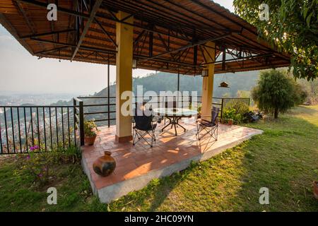 Ein Essbereich im Freien im Chhahari Retreat, einer Boutique-Lodge in Kathmandu, Nepal. Stockfoto