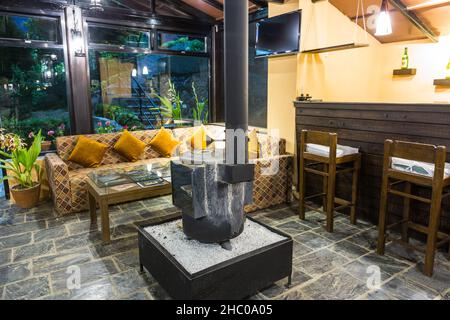 The Chimney Lodge at Night im Chhahari Retreat, einer Boutique-Lodge in Kathmandu, Nepal. Stockfoto