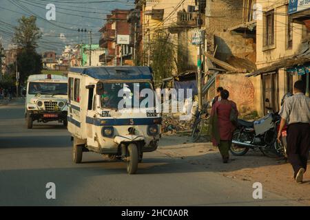 Ein dreirädriger Tuk Tuk oder Auto-Rikscha befördert Passagiere auf einer Straße in Kathmandu, Nepal. Stockfoto