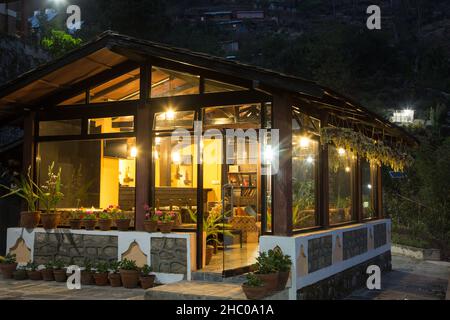 The Chimney Lodge at Night im Chhahari Retreat, einer Boutique-Lodge in Kathmandu, Nepal. Stockfoto