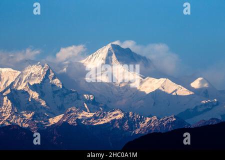 Annapurna Il in den Wolken im nepalesischen Himalaya. Pokhara, Nepal. Blick vom Sarangkot Hill. Stockfoto