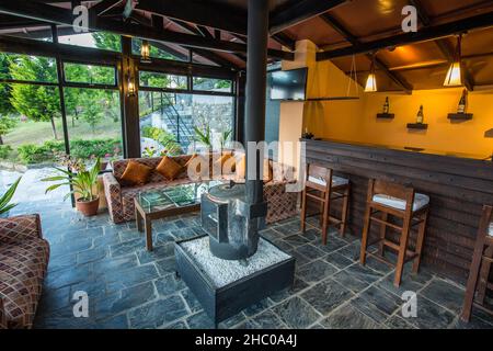 Das Innere der Chimney Lounge im Chhahari Retreat, einer Boutique-Lodge in Kathmandu, Nepal. Stockfoto