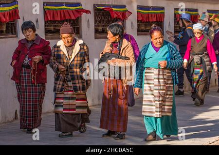 Tibetische Flüchtlingsfrauen mit ihren mala-Rosenkranz umkreisen die Boudhanath Stupa, Kathmandu, Nepal. Stockfoto