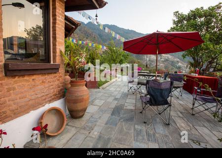 Ein Essbereich im Freien im Chhahari Retreat, einer Boutique-Lodge in Kathmandu, Nepal. Stockfoto