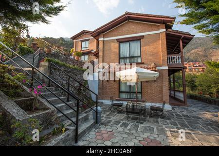 Bungalows im Chhahari Retreat, einer Boutique-Lodge in Kathmandu, Nepal. Stockfoto