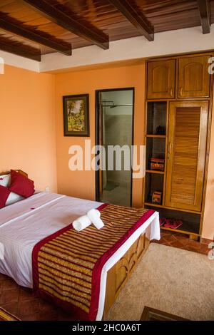 Ein Schlafzimmer im Chhahari Retreat, einer Boutique-Lodge in Kathmandu, Nepal. Stockfoto