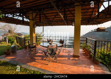 Ein Essbereich im Freien im Chhahari Retreat, einer Boutique-Lodge in Kathmandu, Nepal. Stockfoto